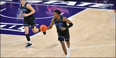 Comment s'appelle l'action quand deux personnes prennent le ballon ?