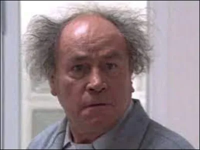 Dans le segment 5 Ça grouille de partout, par quoi le PDG maniaque Upson Pratt est-il attaqué dans son appartement ?