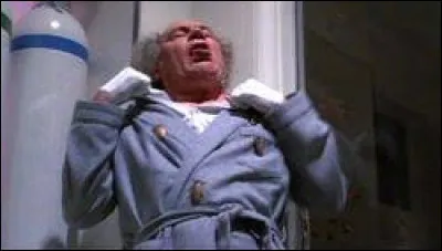 Comment finit-il après avoir été attaqué par les cafards ?