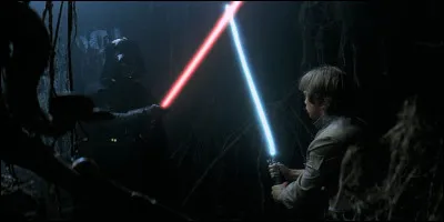 19. Luke Skywalker vs illusion du Côté Obscur.

Dans l'épisode V, Luke pénètre dans une grotte sur Dagobah et y affronte une illusion de Dark Vador. Il parvient à décapiter l'illusion. Par la suite, le casque de Vador explose. Qu'aperçoit Luke derrière le masque ?