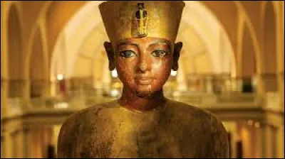 Quel jeune garçon de l'Égypte antique est devenu pharaon à l'âge de 10 ans ?