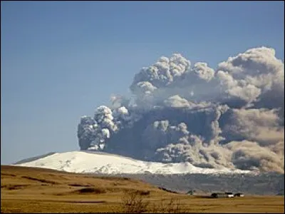 Ce 20 mars, dans le sud de l'Islande, l'&eacute;ruption du volcan Eyjafj&ouml;ll, sous la calotte glaciaire de l'Eyjafjallaj&ouml;kull, produit un nuage de cendres qui perturbe pendant plusieurs semaines le trafic a&eacute;rien europ&eacute;en : c'&eacute;tait en ...