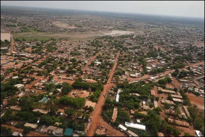 Quel pays francophone est également connu sous le nom de "Pays des Hommes Intègres" ?