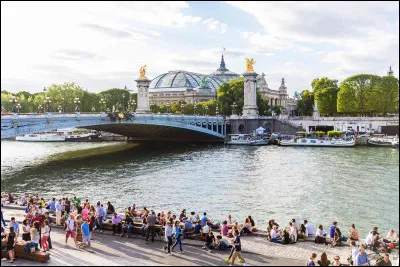 Quel est le nom du célèbre fleuve qui traverse Paris ?