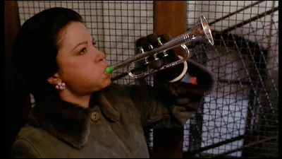 Que va-t-il arriver à Mme Musquin, le personnage joué par Josiane Balasko, au début du film ?