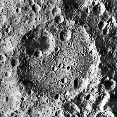 Quel cosmonaute, qui a donné son nom à un cratère lunaire, était lunique passager du vol Vostok 1 ?