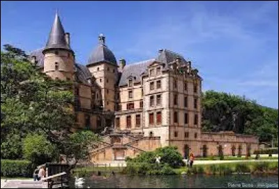 Ce 21 juillet, les Etats Généraux du Dauphiné réunissent, dans la grande salle du château de Vizille, 50 représentants du clergé, 165 de la noblesse et 276 du Tiers-Etat : c'était en ...