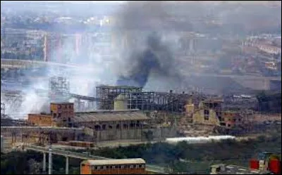 Ce 21 septembre, à lusine AZF de Toulouse, usine de production dengrais azotés située en zone urbanisée, un stock de 300 à 400 tonnes de nitrate d'ammonium explose entraînant la mort de trente et une personnes, faisant deux mille cinq cents blessés et de lourds dégâts matériels : c'était en ...