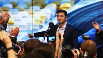 Ce 21 avril, le deuxième tour de l'élection présidentielle ukrainienne voit la nette victoire de Volodymyr Zelensky avec 73,2 % des voix face au président sortant Petro Porochenko : c'était en ...