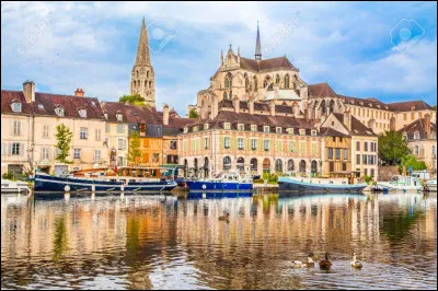 Quelle rivière passe par les villes d'Auxerre et de Sens ?