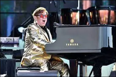 Elton John, célèbre chanteur ayant souvent des grosses lunettes et un vrai talent au piano est-il encore vie ? (février 2024)
