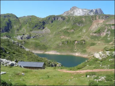 Restons dans le sport. L'"Espérance" est l'un des clubs de football les plus connus du continent africain avec quatre titres continentaux au palmarès. Quelle ville représente-t-il ?
