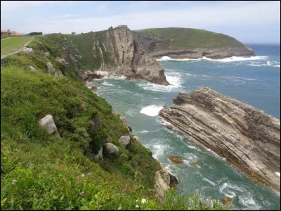 Encore un peu de géographie. Le Pico da Esperança est une montagne portugaise haute de 1 053 mètres située sur l'île de Sao Jorge. Dans quel archipel de l'océan Atlantique, composé de 9 îles, pourrez-vous le gravir ?