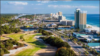 Cette ville baln&eacute;aire de 32 000 habitants est situ&eacute;e dans le nord ouest de la Floride, en bordure du golfe du Mexique :