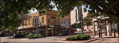 Cette ville des Grandes Plaines, peupl&eacute;e de 27 000 habitants, situ&eacute;e sur la rive gauche de la rivi&egrave;re Arkansas, est c&eacute;l&egrave;bre dans la culture am&eacute;ricaine pour son histoire de ville du Far West :