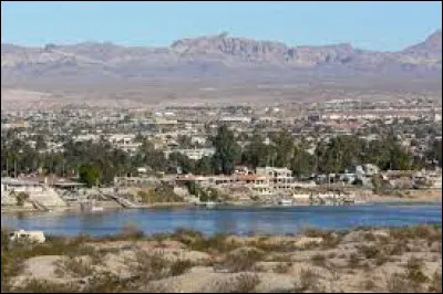 Cette ville de casinos peupl&eacute;e de 40 000 habitants est situ&eacute;e sur les rives du fleuve Colorado dans l'&Eacute;tat de l'Arizona :