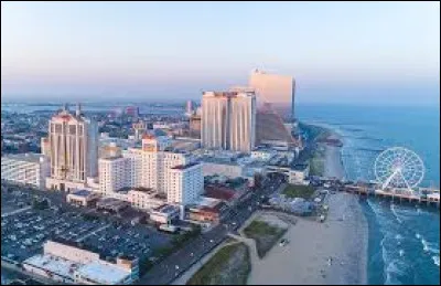 C'est une ville baln&eacute;aire, situ&eacute;e sur la c&ocirc;te atlantique du New Jersey, connue pour ses nombreux casinos et ses plages :