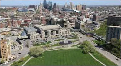 Situ&eacute;e au confluent des rivi&egrave;res Missouri et Kansas, c'est avec 500 000 habitants, l'une des plus importants villes du Midwest :