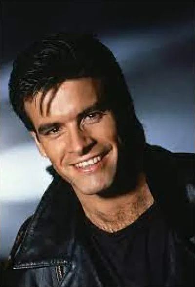 Complétez ces paroles du slow "Hélène" de Roch Voisine : "Seul sur le sable les yeux dans l'eau/...