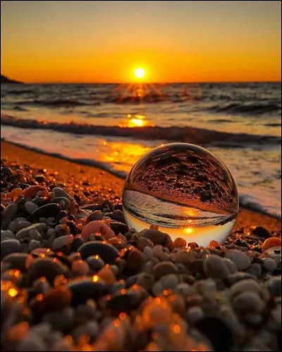 Quel est le nom de ce jeu datant du 18e siècle, qui se joue sur un terrain à dimensions réglementaires, où le tireur prend son élan et court pour lancer la boule ?