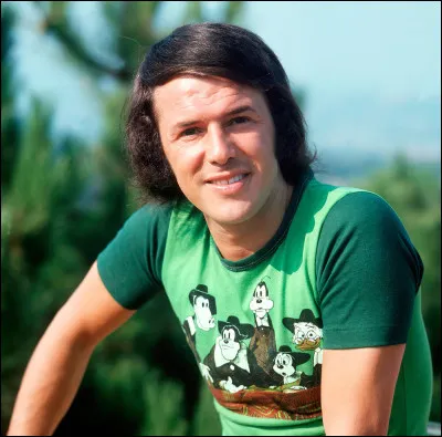 Ce chanteur est mi-belge mi-italien.
Quel est son prénom ?