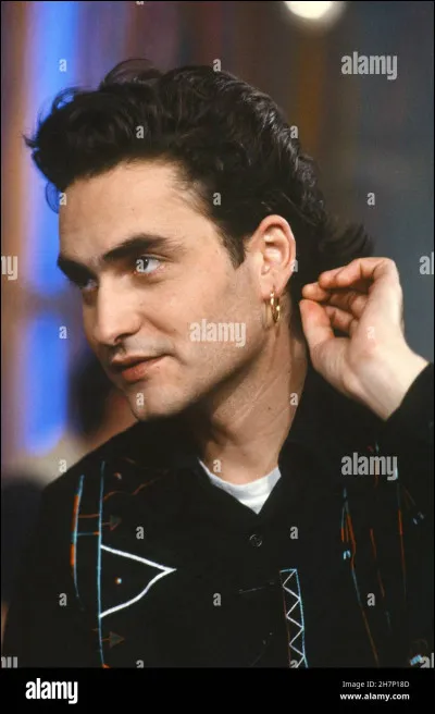 Ce chanteur suisse aime déjeuner en paix. 
Quel est son prénom ?