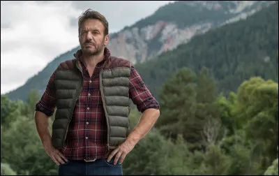 Dans un feuilleton télévisé, il s'appelle Alex Hugo.
Comment le prénomme-t-on ?