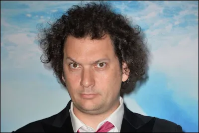 Il nous joue bien des tours du haut de ses 2 mètres. Trouvez son prénom...