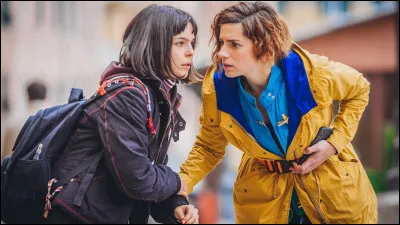 Depuis combien de semaines Lucia vit-elle seule chez elle ?