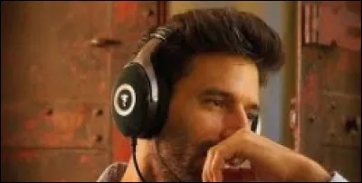 Il passe en boucle sa musique préférée.