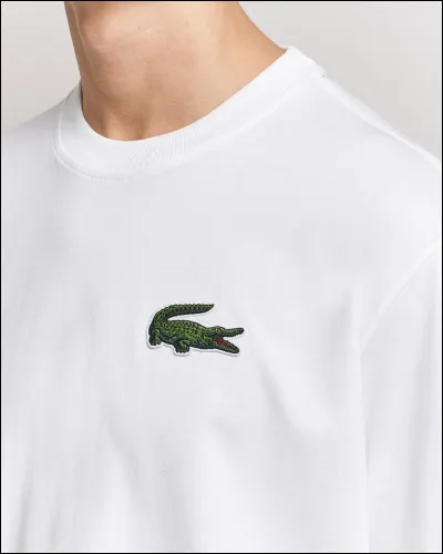 Sur le t-shirt du jeune homme, il y a un logo. Quel est ce logo ?