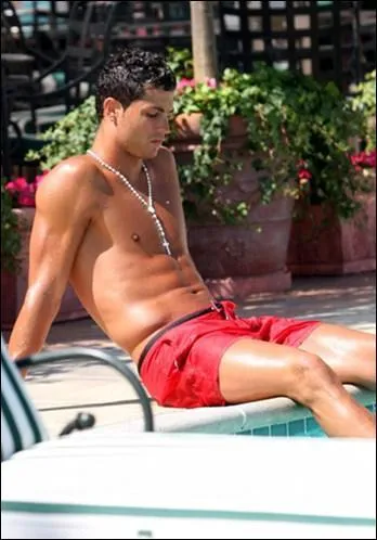 Qui est cette star en maillot de bain ?