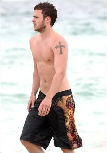 Qui est cette star en maillot de bain ?