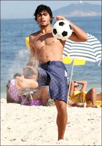 Qui est cette star en maillot de bain ?