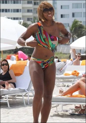 Qui est cette star en maillot de bain ?