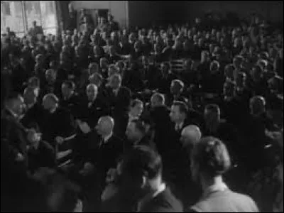 Ce 23 mai, les Occidentaux créent la République fédérale d'Allemagne (RFA) à partir des zones d'occupation américaine, britannique et française, sur la base de la Loi fondamentale adoptée par le Conseil parlementaire réuni à Bonn : c'était en ...