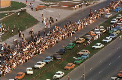 Ce 23 août, près de deux millions de Baltes formaient une chaîne humaine de 687 km entre les trois capitales, Tallinn, Riga et Vilnius, protestant contre la domination soviétique : c'était en ...