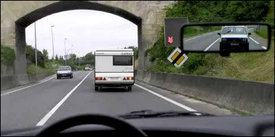 Imaginons-nous à la place du conducteur sur cette image. Que doit-on faire ?