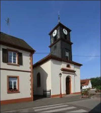 Nous sommes maintenant dans le Grand-Est, à Forstfeld, devant l'église Saint-Étienne. Commune de l'arrondissement de Haguenau-Wissembourg, elle se situe dans le département ...
