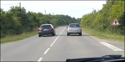 Ce véhicule sur la voie de gauche vient de doubler un autre véhicule en traversant une ligne continue. Je klaxonne car son comportement est répréhensible. Ai-je raison ?
