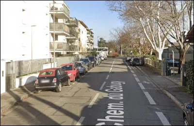 J'habite dans cette rue. Je...