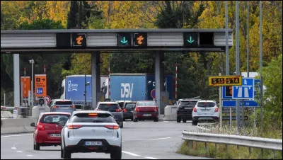 Je roule sur autoroute. À l'approche du péage, que puis-je faire ?