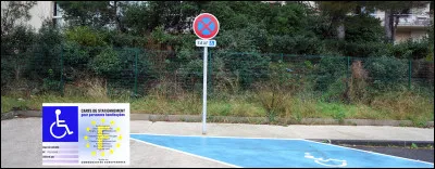 Vrai ou faux ? Sur cet emplacement, je n'ai pas le droit de stationner car je ne suis pas handicapé mais j'ai le droit de m'arrêter deux minutes.