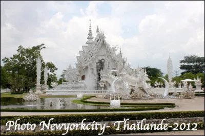 Le temple blanc situé près de la ville de Chiang Rai en Thaïlande est une oeuvre originale d'un artiste peintre du pays qui commençe la construction en 1997, la fin des travaux est prévue en 2070.