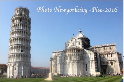La cathédrale Notre-Dame de l'Assomption (1063), située à Pise est célèbre dans le monde pour son campanile penché.