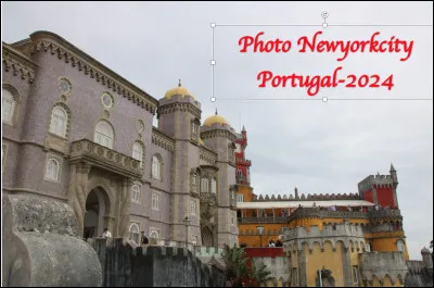 Le palais de Pena (1839) est un château romantique d'inspiration arabe situé sur l'une des cimes des monts de Sintra au Portugal.