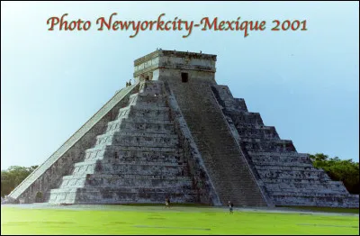 La pyramide de Kukulcãn est un monument précolombien situé à Chichén Itzá dans l'État du Yucatán au Guatemala