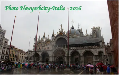 La basilique cathédrale Saint-Marc (828) de style byzantin est située dans la province italienne de Vénétie à Vérone.