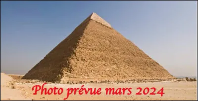 La pyramide de Khéops à Gizeh, construite par les Égyptiens en 2560 avant J.-C. est la seule des 7 merveilles du monde antique à avoir survécu.