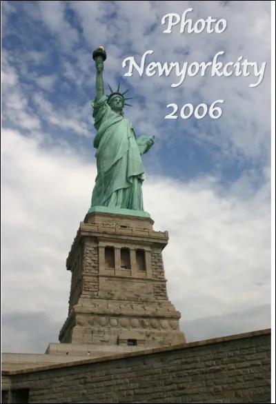 La couleur originelle de la statue de la Liberté en 1886 est "rouge brun" celle de sa structure en cuivre.